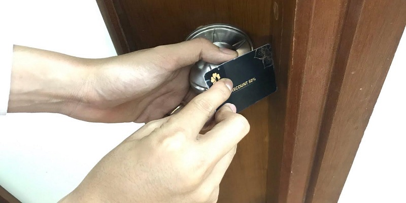 Mở khóa đơn giản bằng thẻ ATM